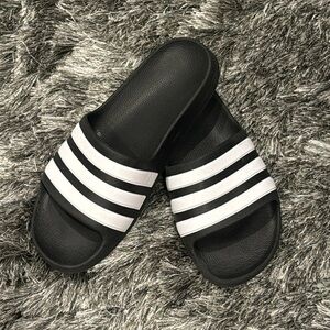 Adidas Slides boys sz 5/6